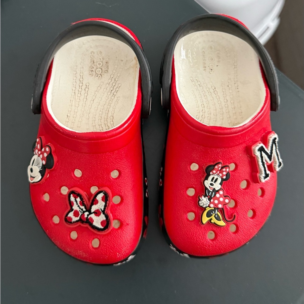 Disney Kids Red Flashing Crocs with Minnie Mouse - Picture 2 of 5